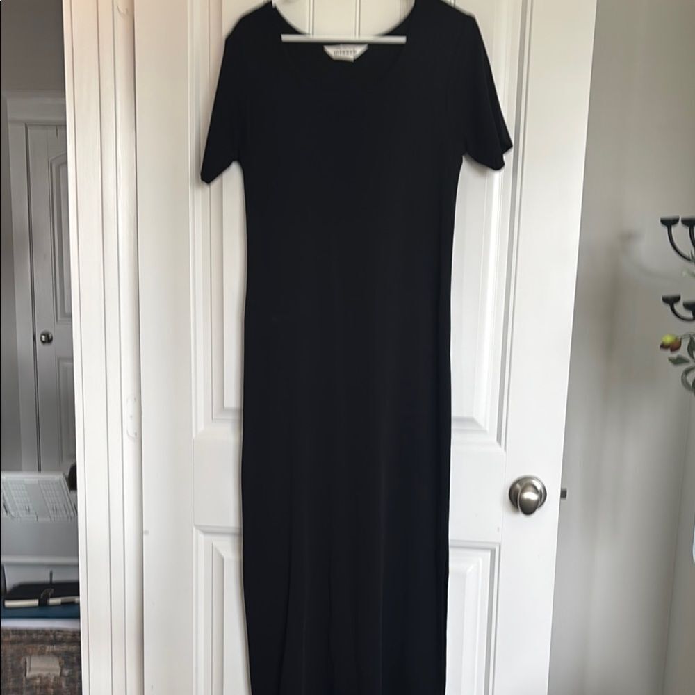 Misook Black Sheath Dress with Crew Neck and Short Sleeves